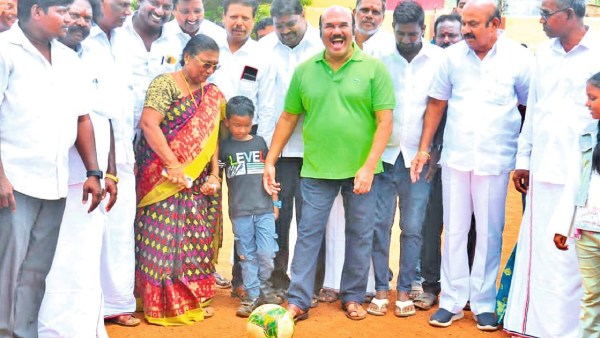 இப்படித்தான் பந்தாடனும் 