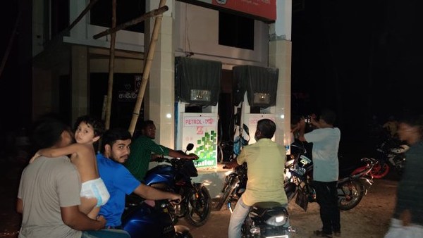  திணறிய பெட்ரோல் நிலையங்கள்