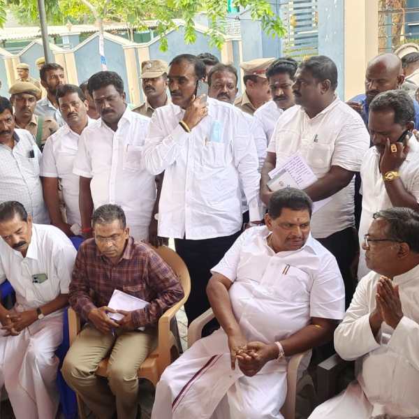 கடலில் தத்தளித்த இருவர் 