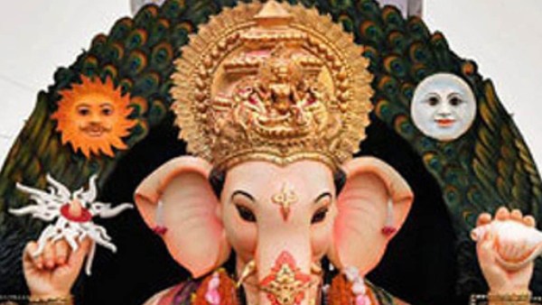 சாவர்க்கர் படத்துடன் விநாயகர் சதுர்த்தி 