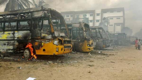 மாணவர்களை விடுவிக்க வேண்டும் 