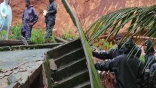 மண்ணில் புதைந்த சகோதரிகள் மண்ணில் புதைந்த சகோதரிகள்