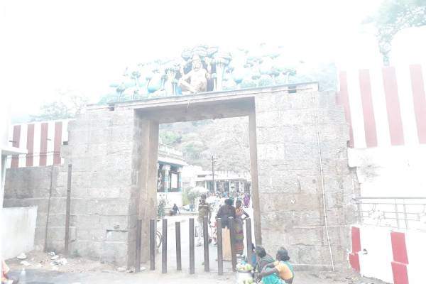 பல்லாயிரக்கணக்கான பக்தர்கள் 