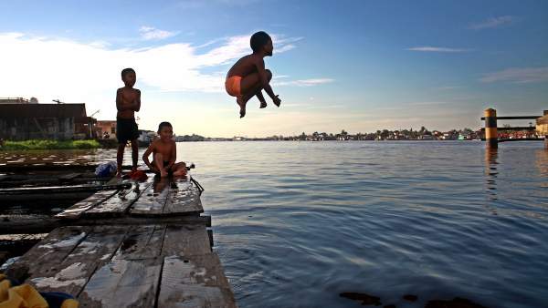 ஆற்றில் குதித்து 