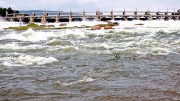 Discharge of 2 lakh cubic feet of water per second; People of Erode floating in the flood 