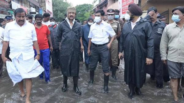  தி.நகரில் தேங்கிய மழைநீர் 