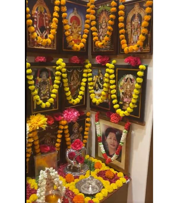 பூஜை அறையில் ஜெயலலிதாவின் போட்டோ
