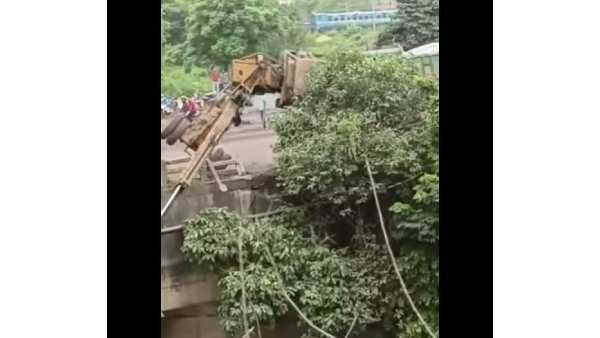  ஆற்றுக்குள் தலைக்குப்புற பாய்ந்தது