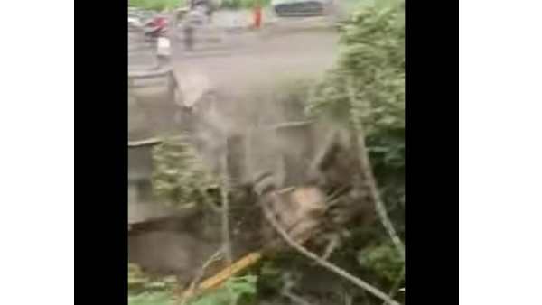  மீட்பு பணியில் கிரேன்கள்