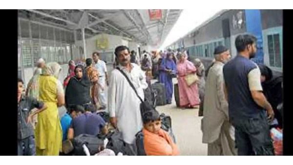 திரும்பி செல்லும் இந்துக்கள் திரும்பி செல்லும் இந்துக்கள்