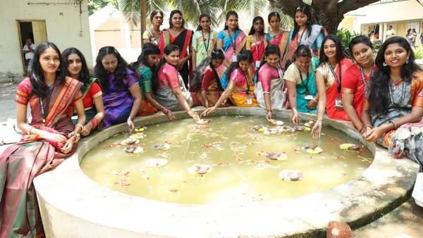 தண்ணீரில் தீபம் தண்ணீரில் தீபம்