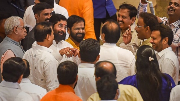 அனைவரும் கோடீஸ்வரர்கள்