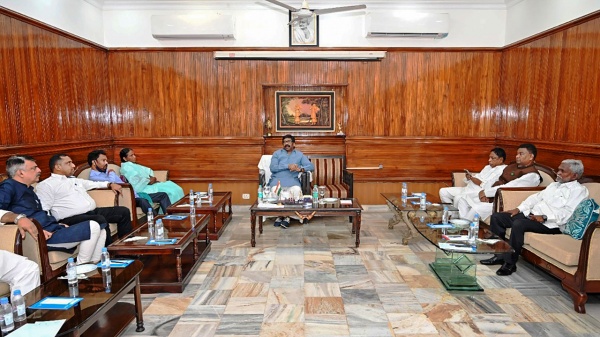 சொகுசு விடுதியில் எம்.எல்.ஏக்கள்