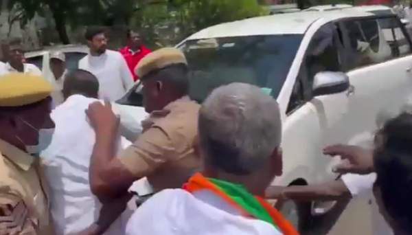 செருப்பு வீசுவது 