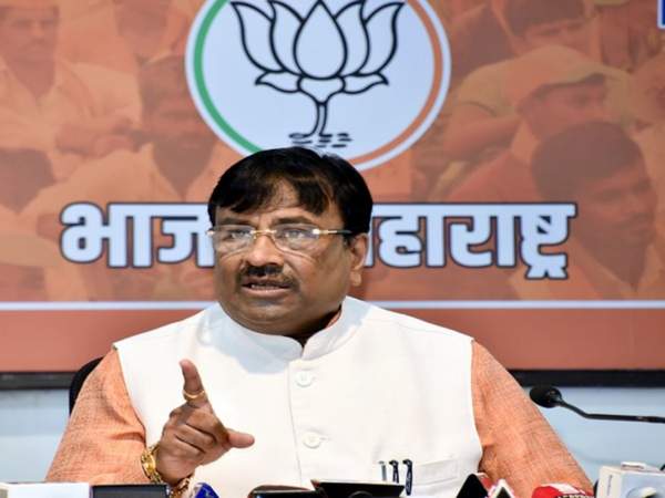  'வந்தே மாதரம்' என கூறவேண்டும்