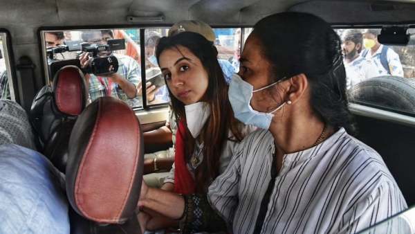 நடிகைகளுக்கு தொடர்பு 