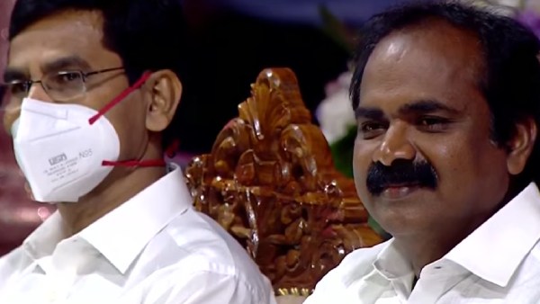 வெற்றி வீரர்களுக்கு பதக்கங்கள் 