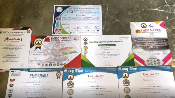 பதக்கங்களை குவித்த மாணவி