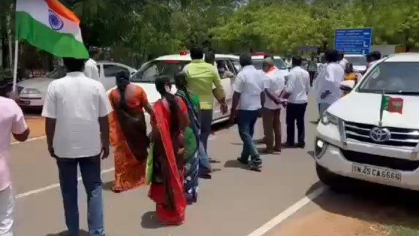 அமைச்சர் காரில் தாக்குதல் 