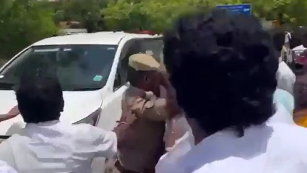  அமைச்சர் கார் மீது செருப்பு 