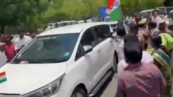 கார் மீது காலணி வீச்சு