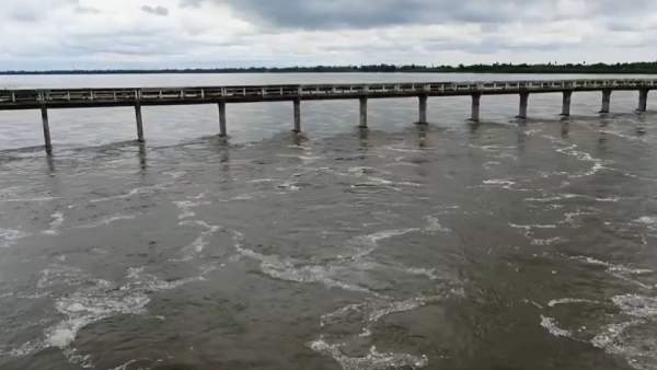 விளைநிலங்களில் புகுந்த வெள்ளம் விளைநிலங்களில் புகுந்த வெள்ளம்