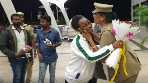 முத்தமிட்ட பெண் எஸ்ஐ