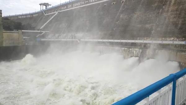 அணையில் இருந்து நீர் வெளியேற்றம் அணையில் இருந்து நீர் வெளியேற்றம்