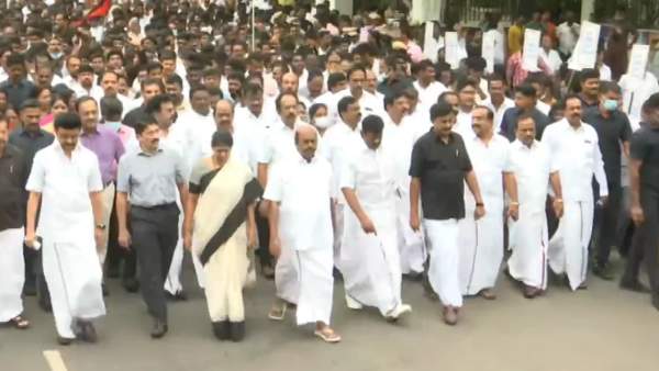 உதயநிதி எங்கே 