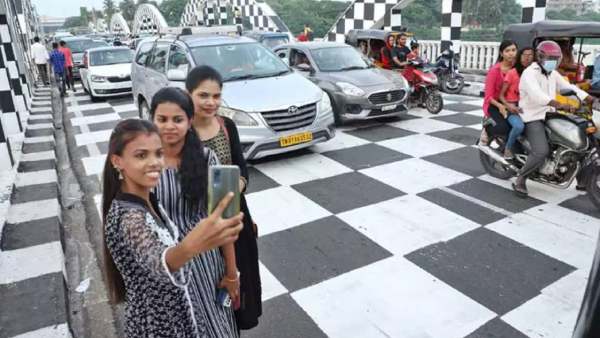 People are taking a lot of interest in taking a selfie on the Napier Bridge in Chennai People are taking a lot of interest in taking a selfie on the Napier Bridge in Chennai
