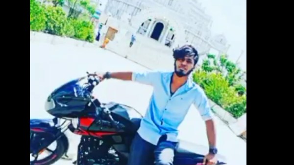  ஹெட்செட்டில் பாட்டு கேட்டப்படி