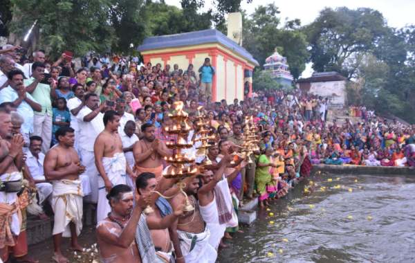 புதுமணத்தம்பதியர் புதுமணத்தம்பதியர்