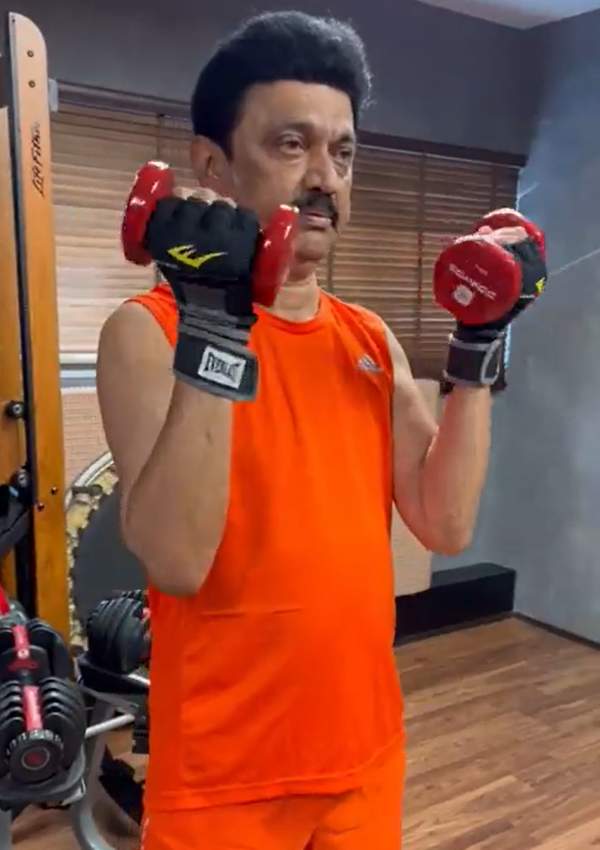 செய்திகளைக் கேட்டபடி செய்திகளைக் கேட்டபடி