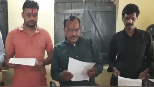 5 பெண்களும் மேடைக்கு தூரத்தில் 