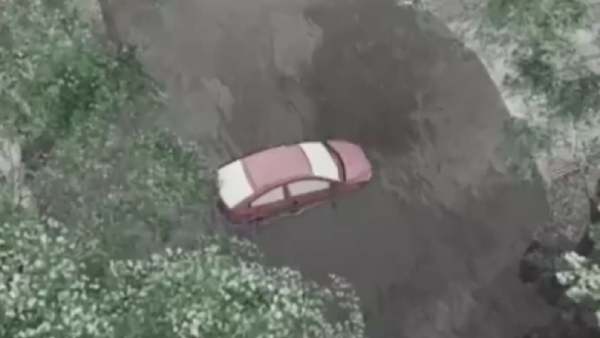 சிக்கும் கார் 