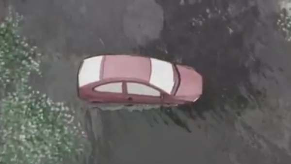 சாலையின் குறுக்கே காட்டாற்று வெள்ளம் 