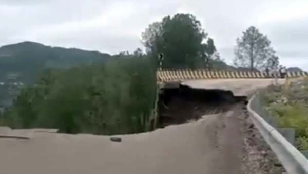 சரிந்த மேம்பாலம் சரிந்த மேம்பாலம்