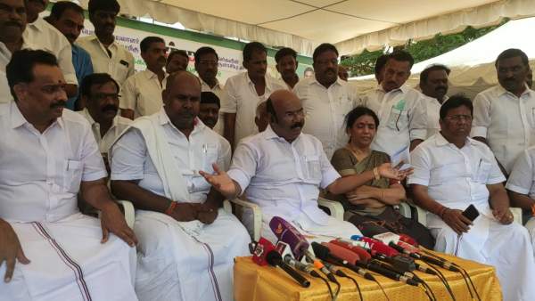 முன்னாள் அமைச்சர் குற்றச்சாட்டு முன்னாள் அமைச்சர் குற்றச்சாட்டு