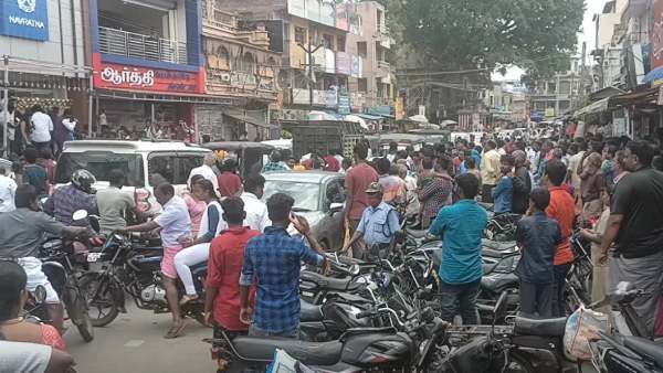 Traffic jam in Theni after fans surrounded Actress and Singer Sivangi 