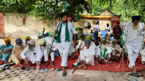 Farmers protest at Delhi Jantar Mantar; police force deployed in Borders 
