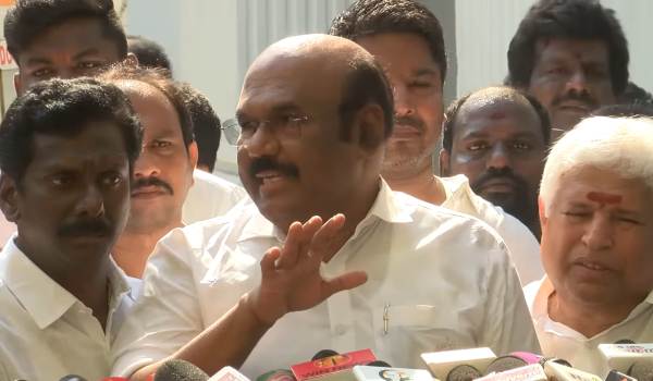  மூவருக்கும் இடமில்லை 