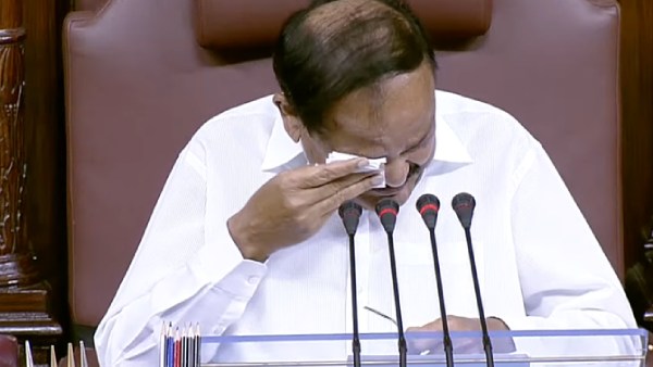  கண் கலங்கினார்