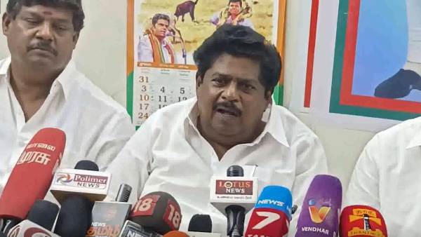 அதிமுகவினருக்கு அறிவு இல்லை 