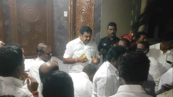  அதிமுக அலுவலக சாவி 