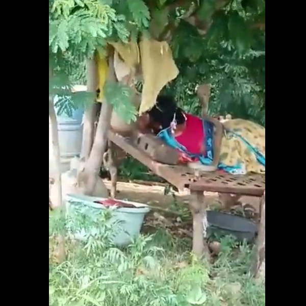  உடலில் ஊர்ந்தபடி..