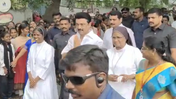 மாணவிகள் உற்சாக வரவேற்பு மாணவிகள் உற்சாக வரவேற்பு