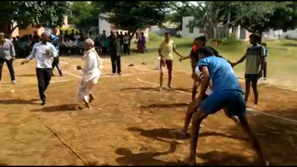  இளைஞர்களுக்கு தண்ணி காட்டிய முதியவர்கள்