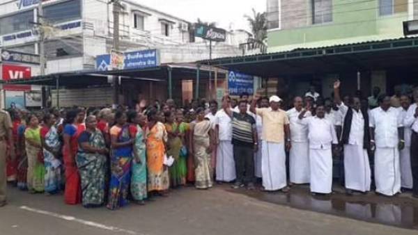  ஆயக்காரன்புலம் வங்கி அதிகாரிகள்