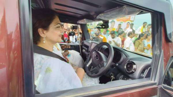 ஜீப்பை இயக்கிய குஷ்பு 