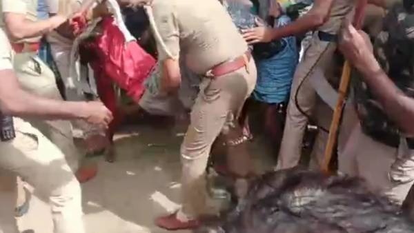 வலுக்கட்டாயமாக உடலை கைப்பற்றிய போலீசார்